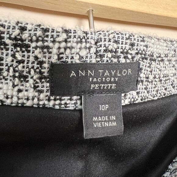 CLEARANCE! Ann Taylor Factory Pull-On Skirt Size 10P EUC - Picture 5 of 5